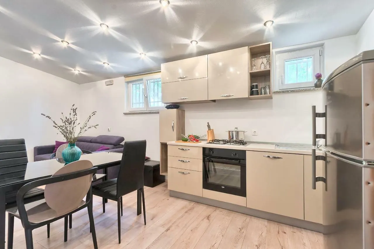 شقة Wellness Apartman Kaiser بولا